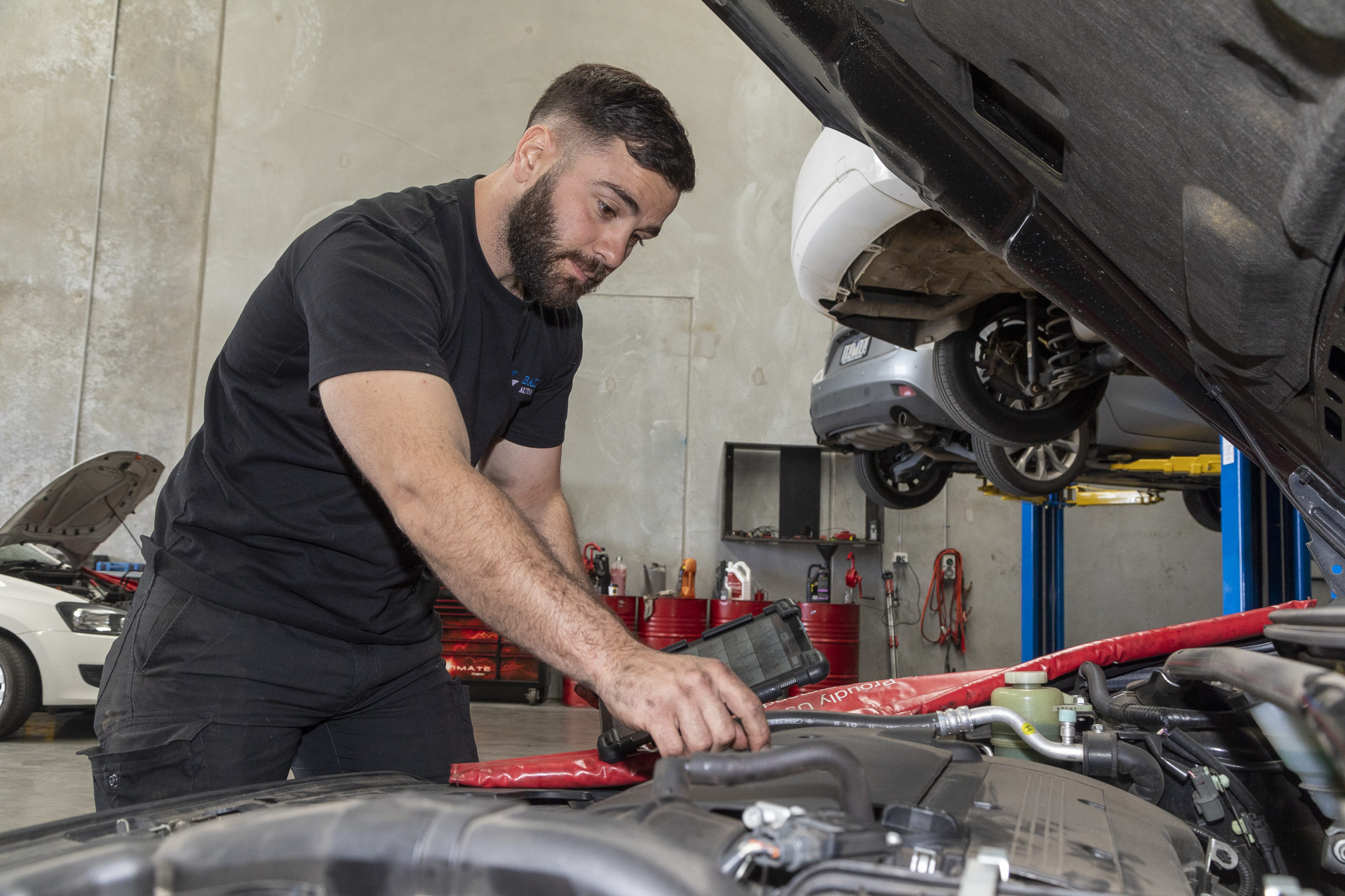Choosing the Right Mechanic for Your Car Service: What to Look For?